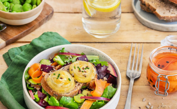 Salade au chèvre chaud avec betterave et carottes rôties