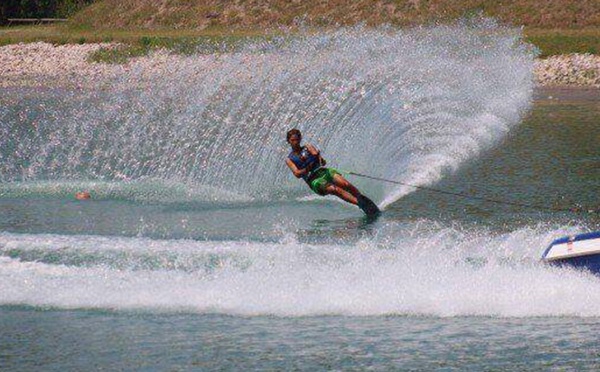 Le ski nautique : Une histoire d'un sport de glisse contrôlée