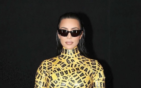 Kim Kardashian entièrement recouverte de scotch à la Fashion Week de Paris