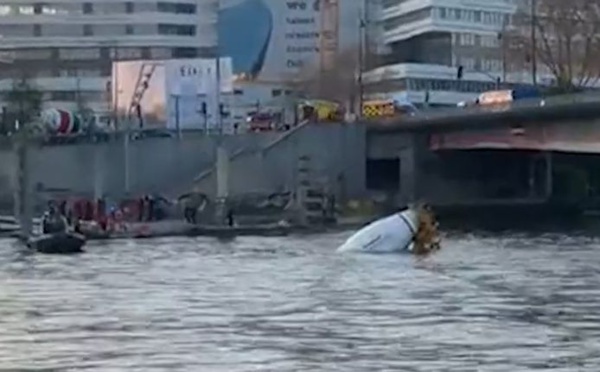 Paris : un camion tombe dans la Seine !