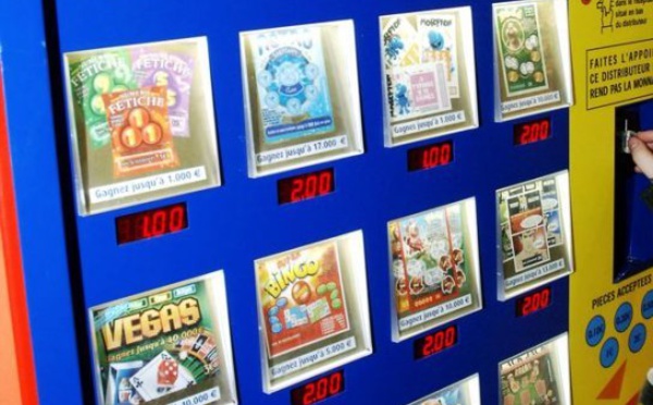 Etats-Unis : une femme gagne 10 millions de dollars grâce à un geste involontaire