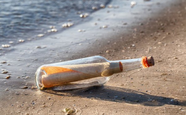 Angleterre : une bouteille avec des lettres d'amour retrouvée 50 ans après