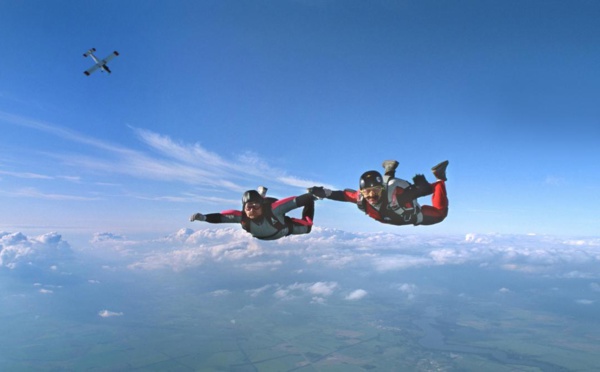 Une parachutiste survit miraculeusement à une chute au sol à 200 km/h