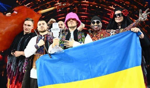 Eurovision : Kalush Orchestra vend son trophée 900.000 dollars
