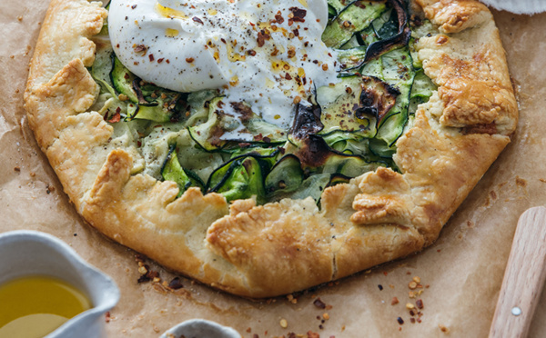 Tarte rustique aux courgettes, au parmesan et à la burrata crémeuse
