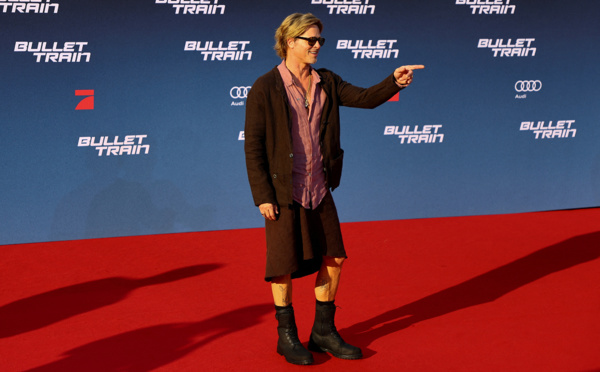 Brad Pitt en jupe sur le tapis rouge de « Bullet Train »