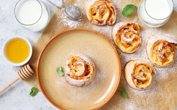 Brioches roulées aux pêches et à la crème pâtissière