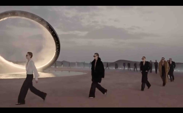 Un défilé Yves Saint Laurent en plein désert au Maroc