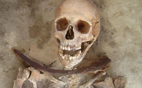 Des archéologues déterrent un squelette de "vampire”
