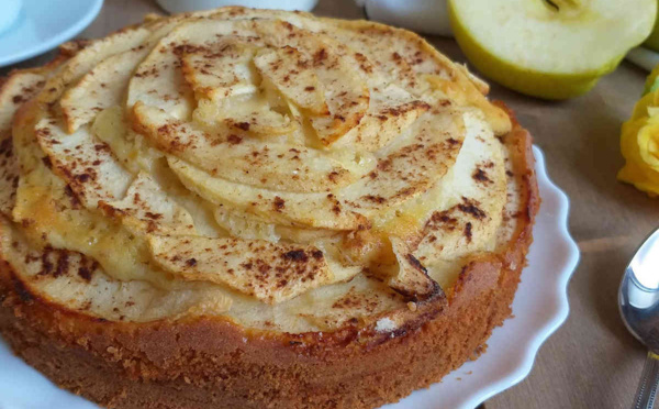 Gâteau moelleux pomme, cannelle et crème fraîche