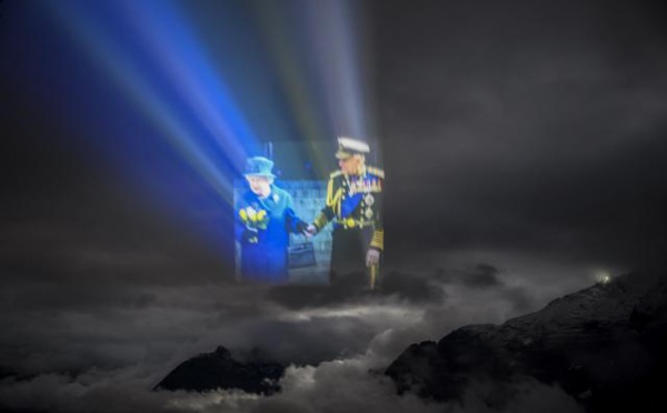 Un artiste suisse projette l'image de la reine Elizabeth II et du prince Philip dans le ciel