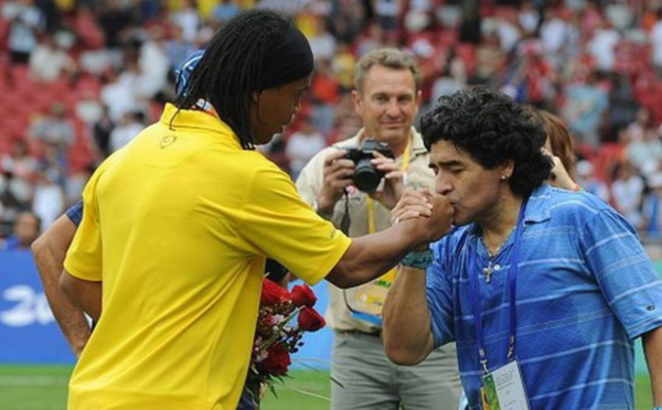 Ronaldinho, Messi participeront à un "match de la paix" en hommage à Maradona