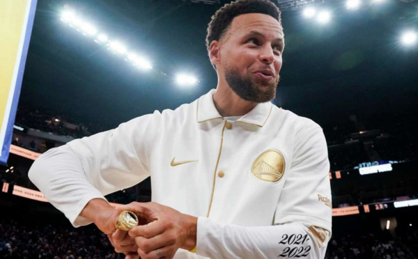 NBA : les Warriors de Curry enfilent leurs bagues et ouvrent la saison en fanfare