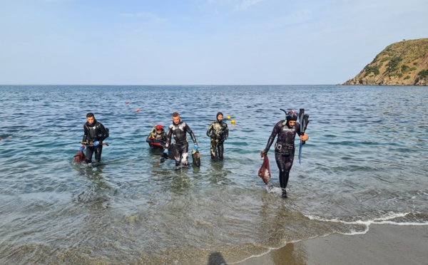 Apprentissage par la pratique de la surveillance des déchets marins flottants et des déchets sur le fond marin au Maroc