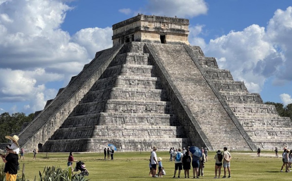 Une touriste escalade illégalement une pyramide maya, au Mexique