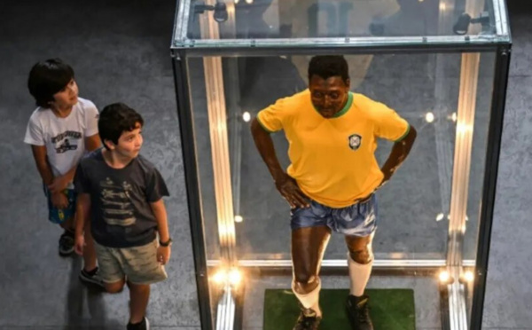 Brésil : Les fans entre inquiétude et nostalgie au Musée Pelé de Santos