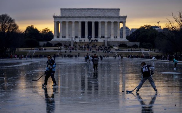 Etats-Unis : Le miroir d’eau de Washington transformé en patinoire 