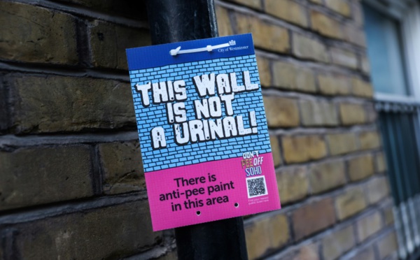 Londres : une peinture « anti-pipi » pour empêcher les hommes d’uriner dans la rue