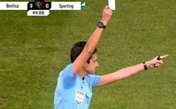 Une première, l’arbitre sort un carton blanc !