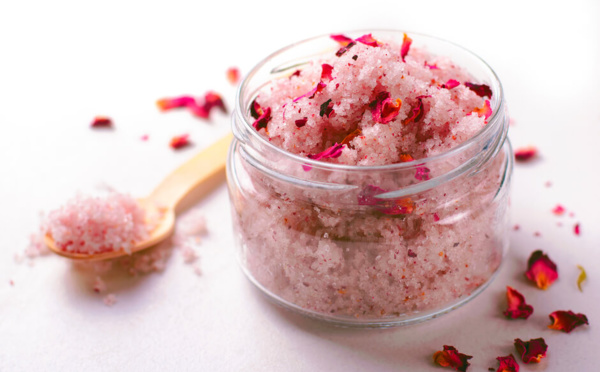 Recette gommage corps et visage fait maison aux pétales de roses