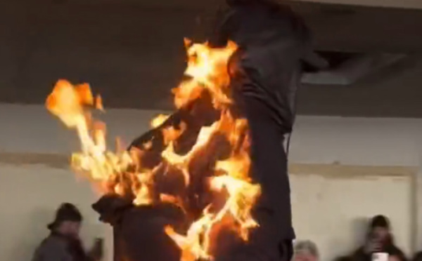 Un mannequin prend feu lors d’un défilé de la Fashion Week à Paris