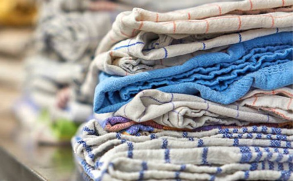 Torchons de cuisine sales, jaunis, gras : comment les nettoyer efficacement ?