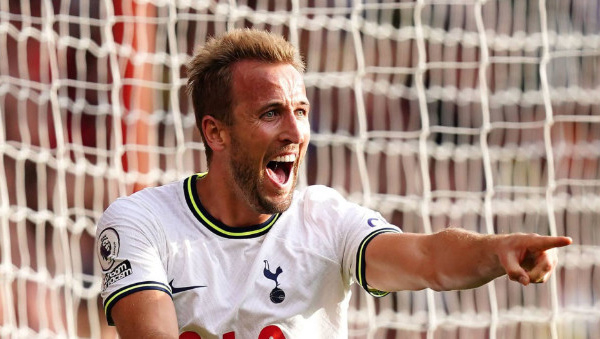  Kane "totalement engagé" avec Tottenham, selon son entraîneur, malgré les rumeurs