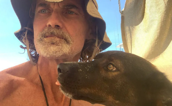 Un marin et son compagnon canin survivent deux mois dans l'océan Pacifique