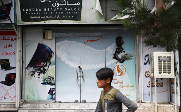 Afghanistan : fermeture en masse de salons de beauté par les talibans