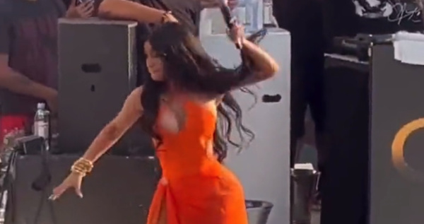 Cardi B visée par une enquête après avoir jeté son micro sur le public