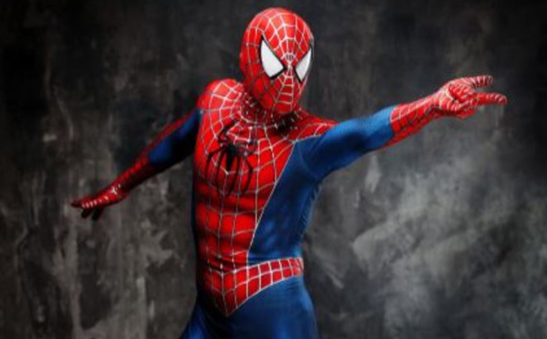 Un enfant se laisse mordre par une veuve noire pour devenir Spider-Man