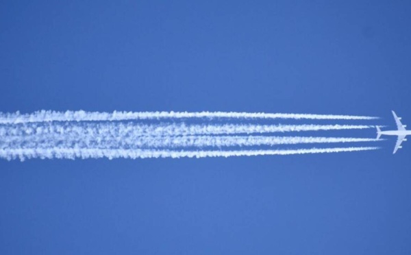 Les traînées blanches des avions : complices du changement climatique 