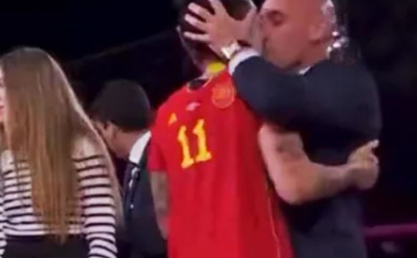Le président de la Fédération espagnole s'excuse d'avoir embrassé sur la bouche Jenni Hermoso