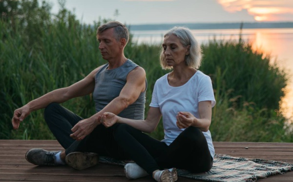 Yoga pour les seniors : restez souple et actif à tout âge