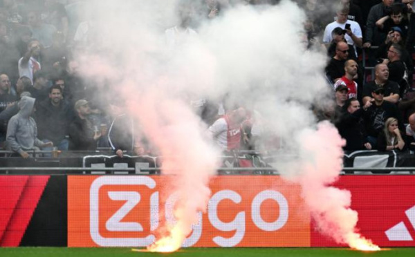 Eredivisie : Ajax-Feyenoord définitivement arrêté suite à des jets de fumigènes