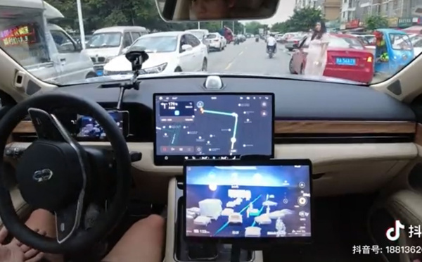Huawei fait une démo bluffante de conduite autonome dans une rue chaotique