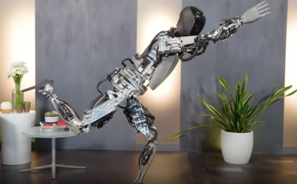 Les robots humanoïdes de Tesla et Fourier font du yoga