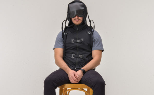 Voici la veste conçue pour faire des siestes assises sans douleur cervicale