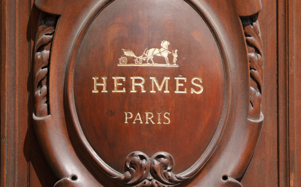 Un descendant d'Hermès veut adopter son ancien employé domestique pour lui transmettre sa richesse