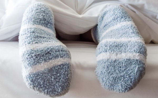 Est-ce une bonne idée de dormir avec les chaussettes ? 		