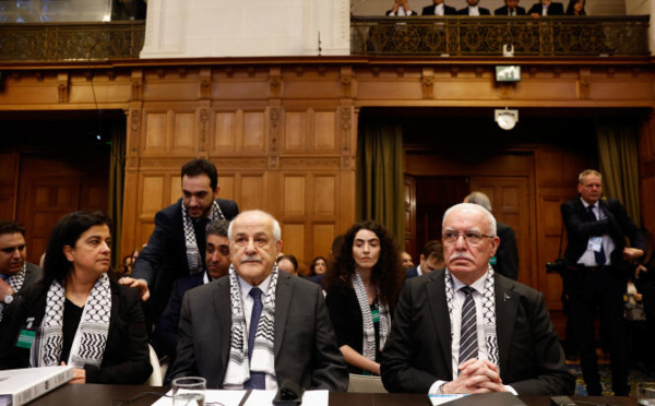 Le ministre palestinien des affaires étrangères, Riyad Al-Maliki, et l’ambassadeur palestinien auprès de l’ONU, Riyad Mansour, assistent à une audience publique organisée par la Cour internationale de justice à La Haye (Pays-Bas), le 19 février 2024. PIROSCHKA VAN DE WOUW / REUTERS