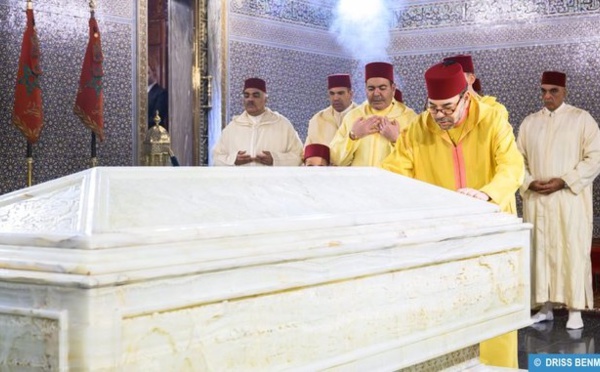SM Le Roi se recueille sur la tombe de feu Mohammed V