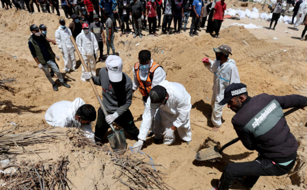  Des secouristes palestiniens procèdent à l’exhumation de corps qui auraient été découverts dans l’enceinte de l’hôpital Nasser, à Khan Younès, dans le sud de la bande de Gaza, le 21 avril 2024. RAMADAN ABED / REUTERS