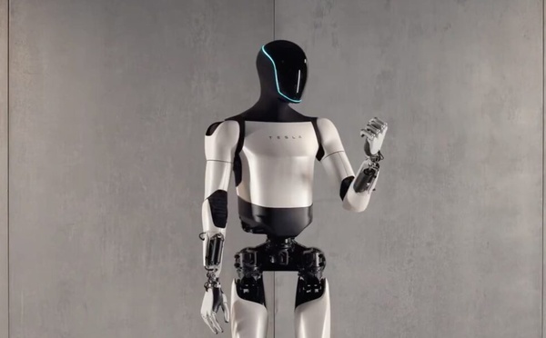 Le robot humanoïde de Tesla fait ses premiers pas dehors