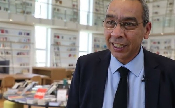 La constitution a 14 ans, mais la politique est en crise d'adolescence