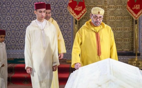 SM le Roi, Amir Al Mouminine, se recueille sur la tombe de Feu SM le Roi Mohammed V