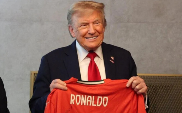 Donald Trump reçoit un maillot dédicacé de Cristiano Ronaldo avec un message pour la paix