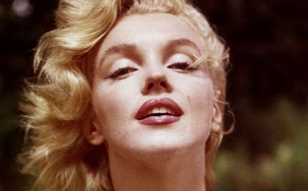 Marilyn Monroe et la tendance TikTok de se parfumer les sourcils : quand l’esthétique flirte avec la mise en danger