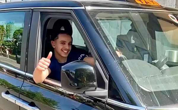 ​À seulement 21 ans, Mohamed devient le plus jeune chauffeur de taxi noir agréé de Londres