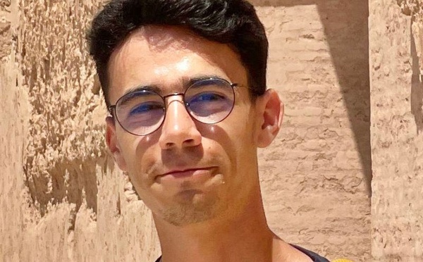 L’artiste solitaire face à une structure fragile